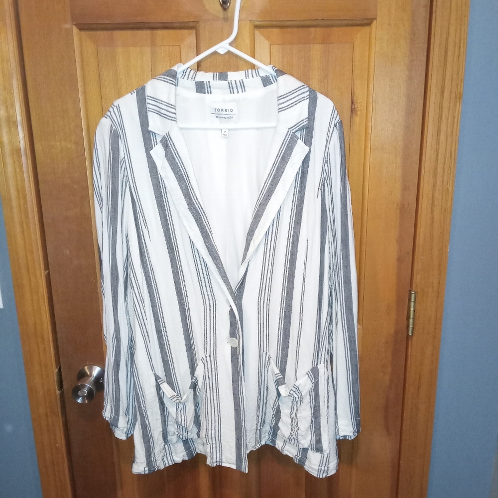 Torrid linen blend button up blazer size 2 white black striped